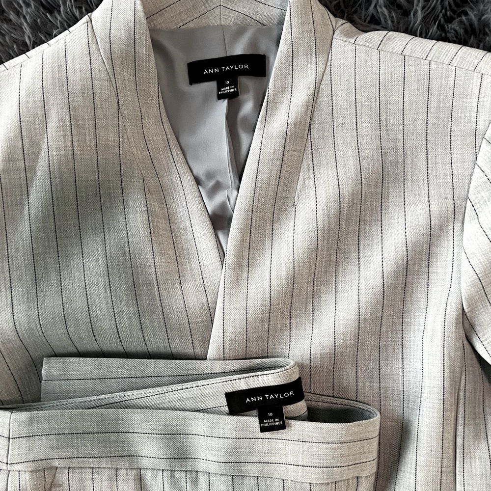 NWOT Ann Taylor Gray Pinstripe Suit Set SZ 10